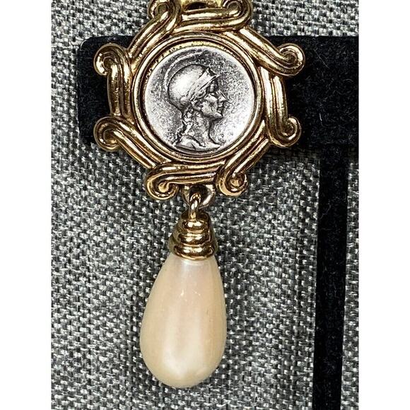 Cameo Clip Ons Dangles Earrings Drops Faux Pearl Drops Gold Tone Vintage Estate - Picture 2 of 13
